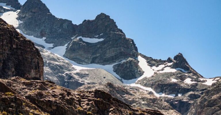 Terrains - A mountain range with snow covered peaks and a blue sky